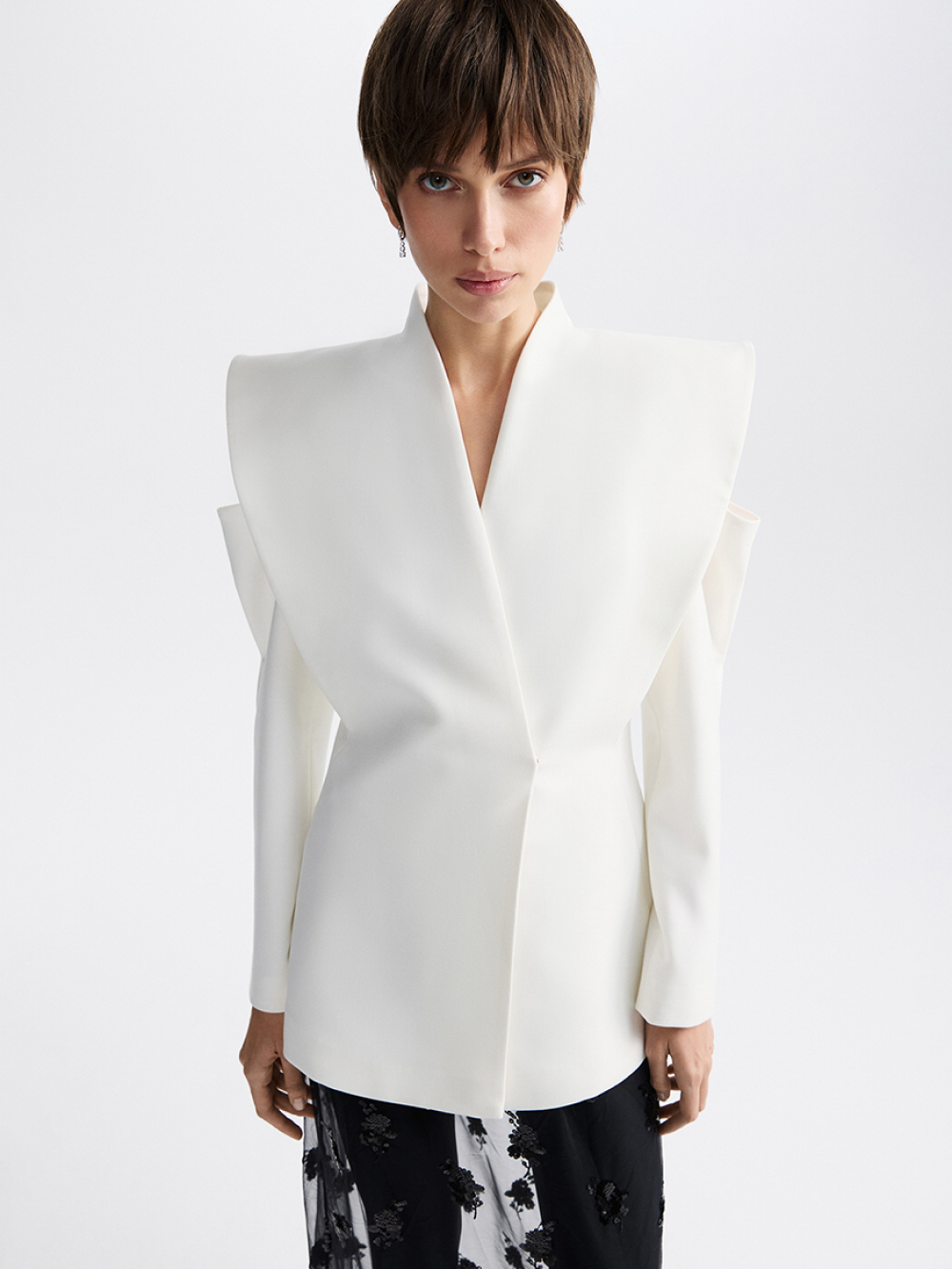 картинка жакет с архитектурными плечами от магазина truered.ru (ex-SOLO·U)