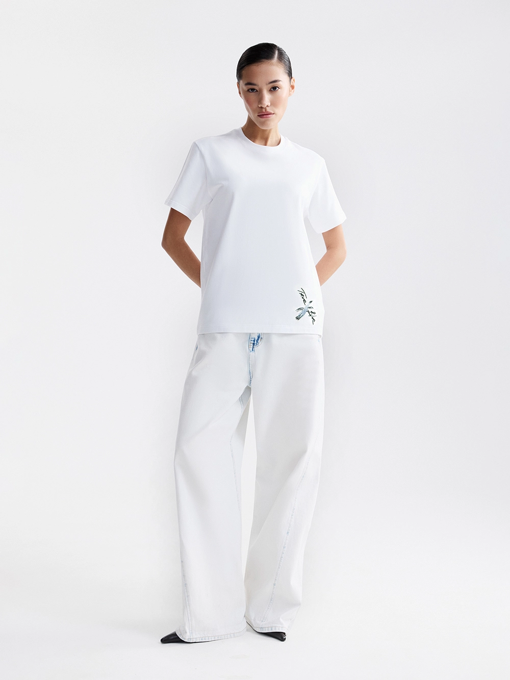 картинка футболка базовая с вышивкой от магазина truered.ru (ex-SOLO·U)