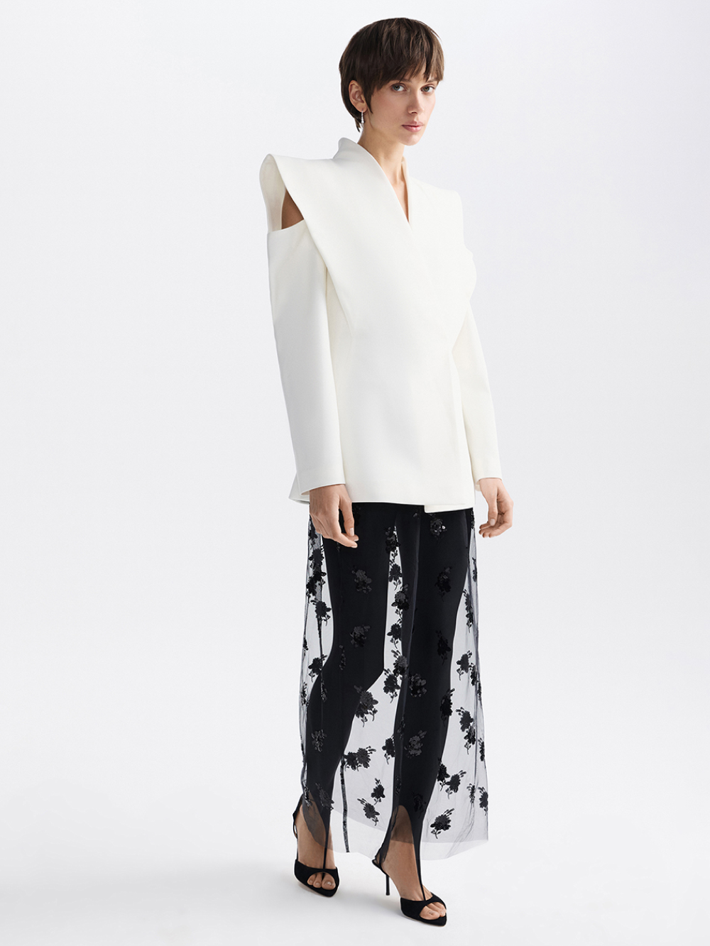 картинка жакет с архитектурными плечами от магазина truered.ru (ex-SOLO·U)