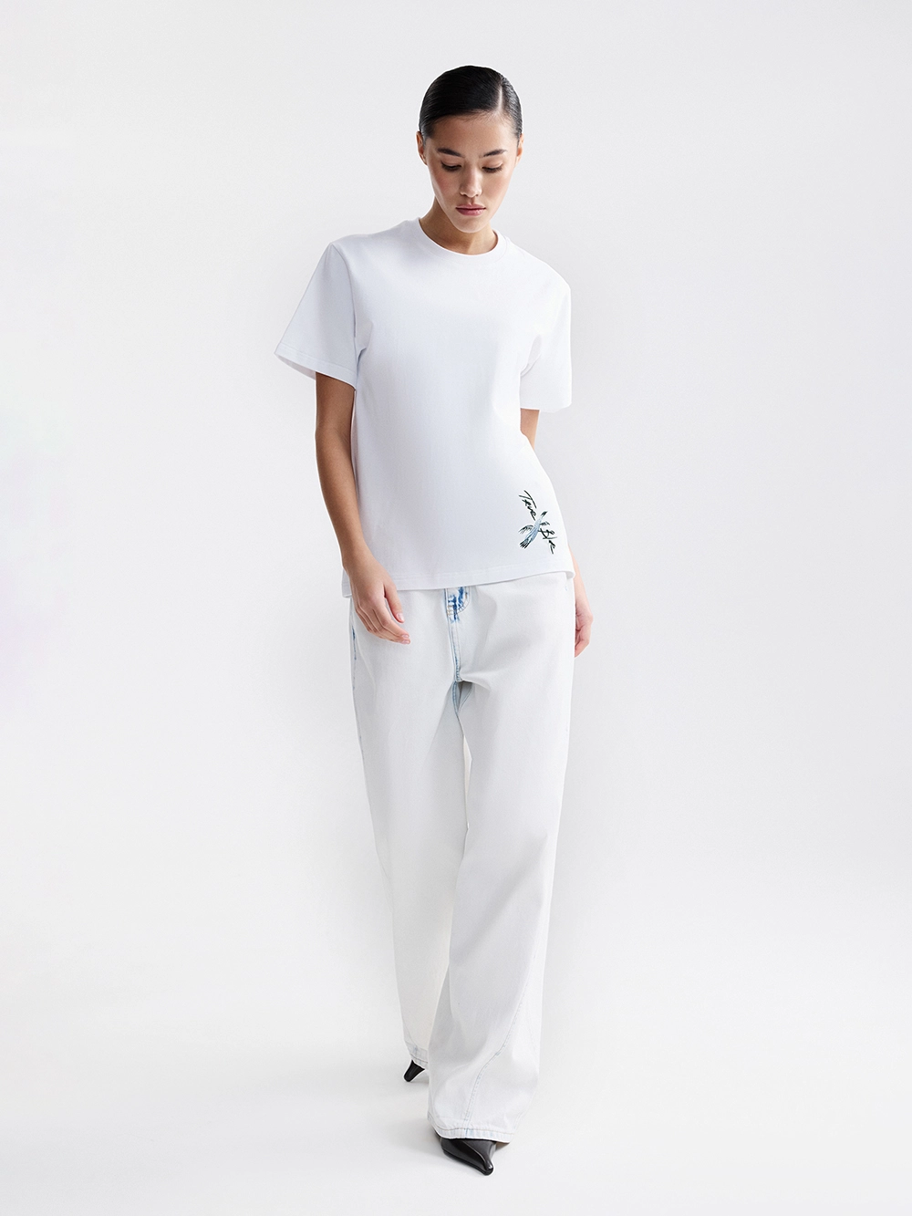 картинка футболка базовая с вышивкой от магазина truered.ru (ex-SOLO·U)