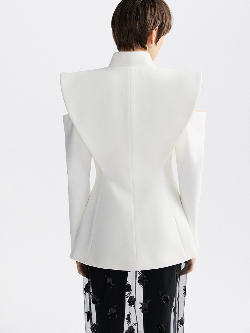 картинка жакет с архитектурными плечами от магазина truered.ru (ex-SOLO·U)