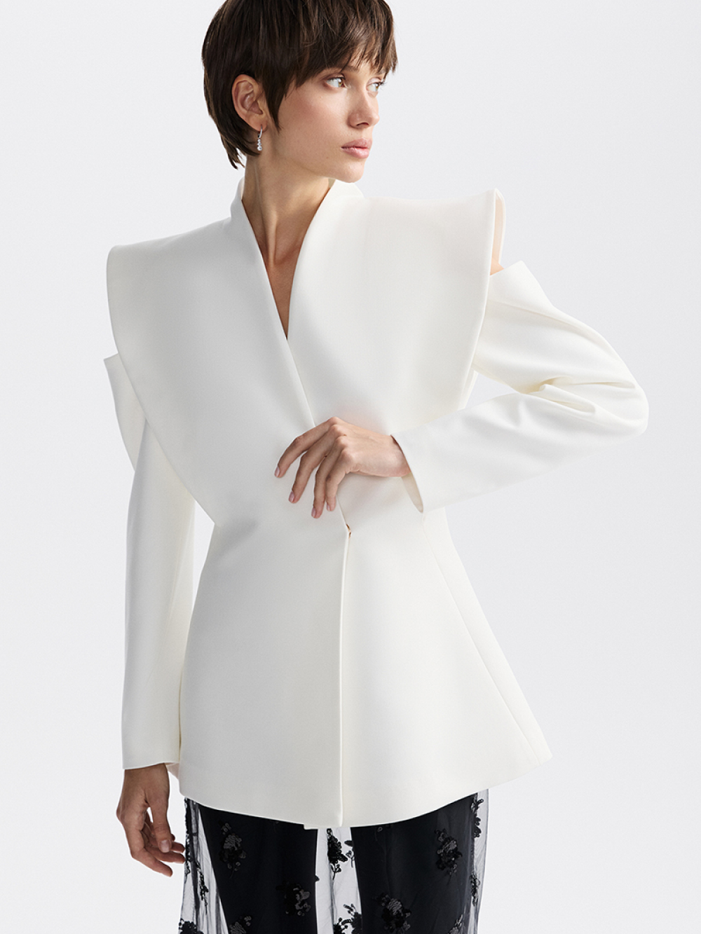 картинка жакет с архитектурными плечами от магазина truered.ru (ex-SOLO·U)