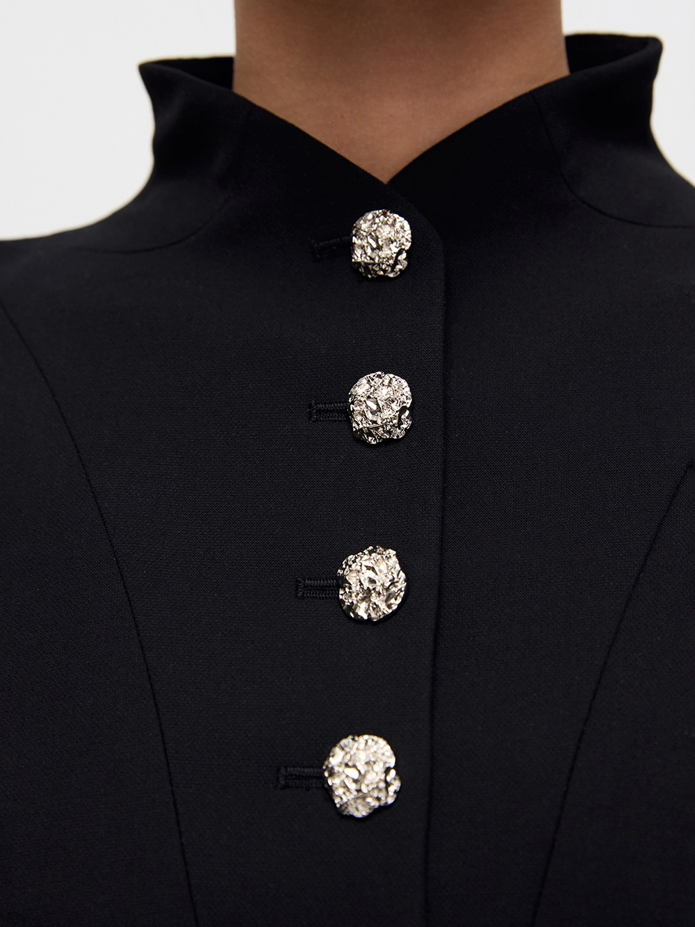 картинка жакет с баской с акцентными пуговицами от магазина truered.ru (ex-SOLO·U)