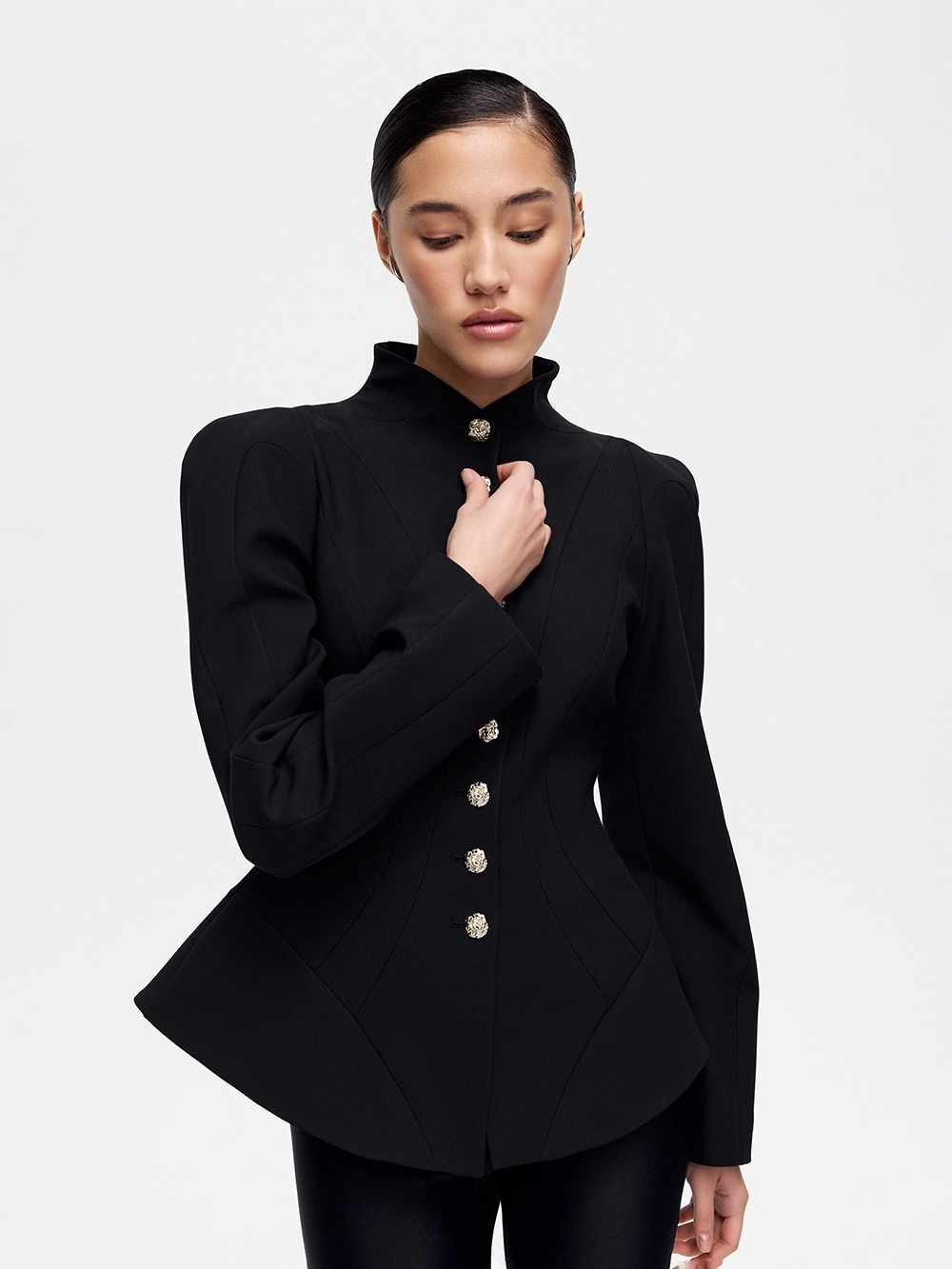 картинка жакет с баской с акцентными пуговицами от магазина truered.ru (ex-SOLO·U)