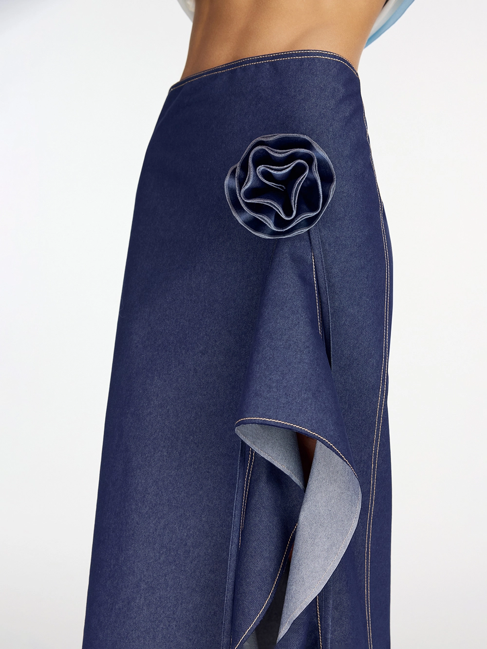 картинка юбка из денима со съёмным цветком от магазина truered.ru (ex-SOLO·U)