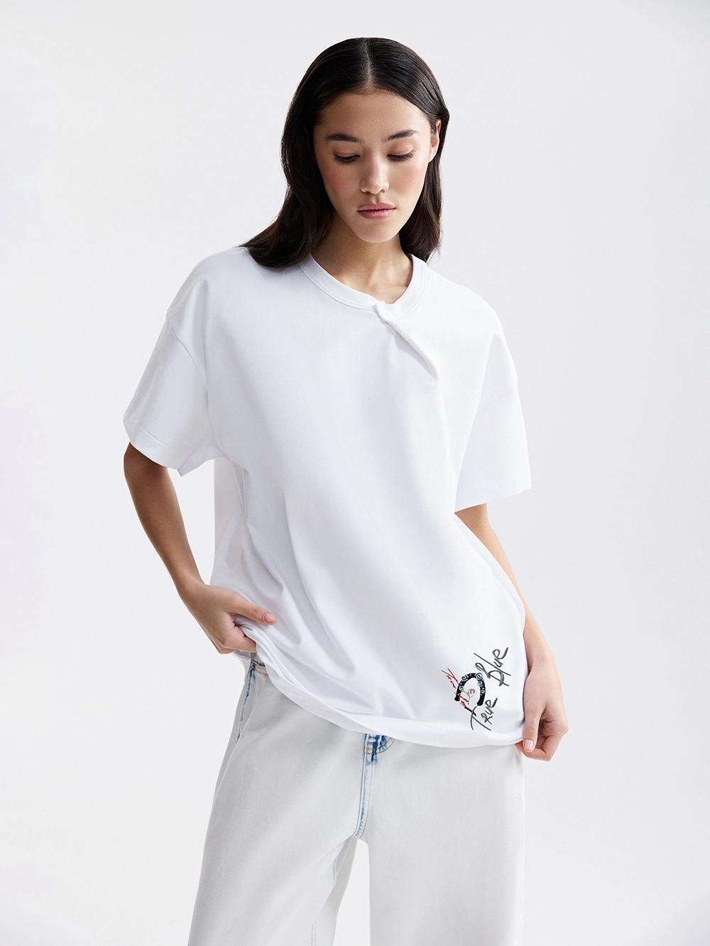 картинка футболка с вышивкой от магазина truered.ru (ex-SOLO·U)