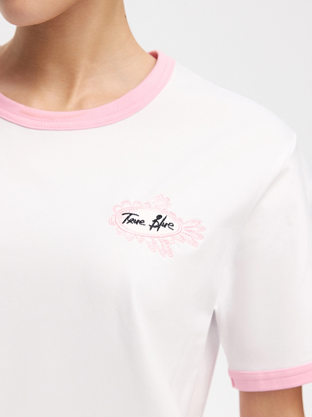 картинка футболка с вышивкой от магазина truered.ru (ex-SOLO·U)