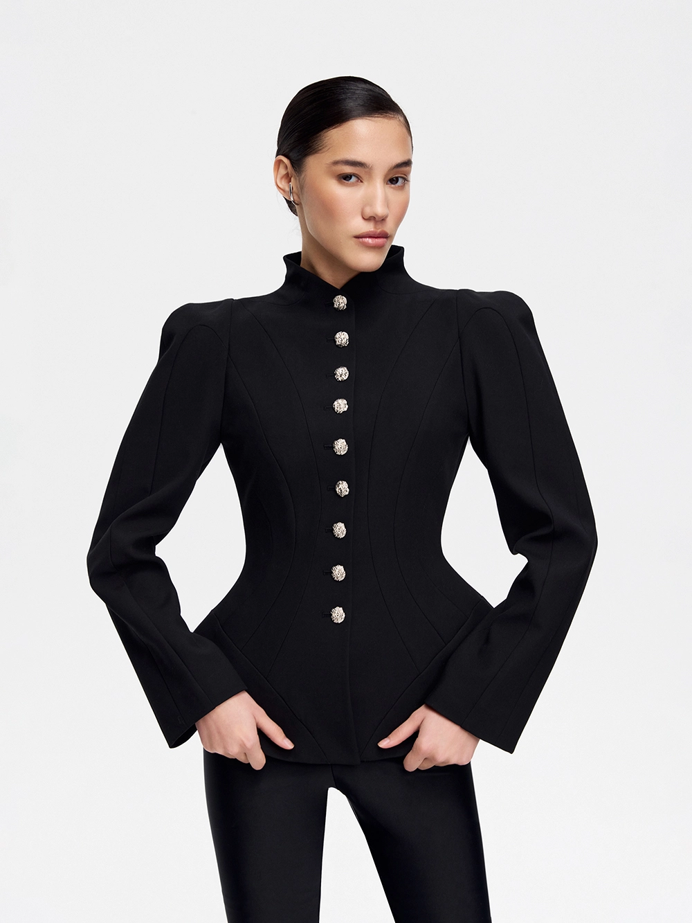 картинка жакет с баской с акцентными пуговицами от магазина truered.ru (ex-SOLO·U)