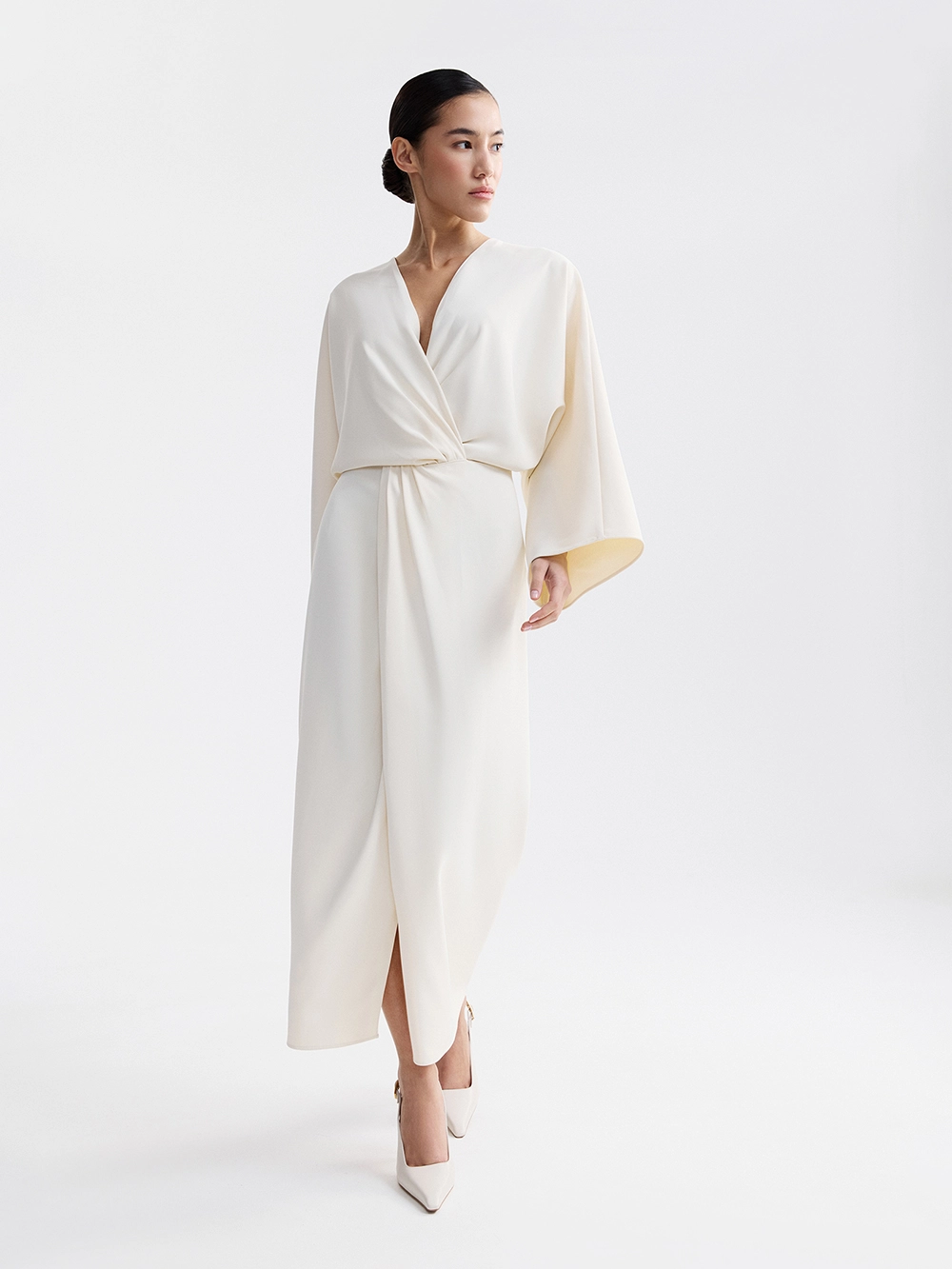 картинка платье с драпировкой и разрезами от магазина truered.ru (ex-SOLO·U)